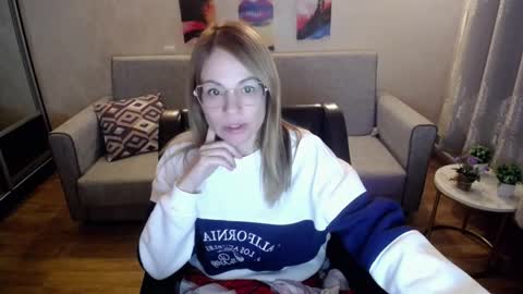 Snapshot of milf_for_u777 chatting on 29, 9, 2025 milf_for_u777 online show from 29, 9, 2025