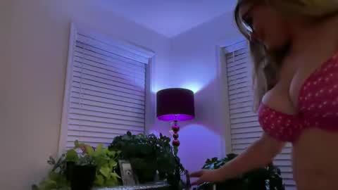 Snapshot of milf_goddess chatting on 25, 9, 2025 MIlf Goddess online show from 25, 9, 2025