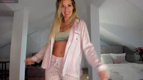 Snapshot of milfblondy chatting on 10, 11, 2025 Ingrid online show from 10, 11, 2025