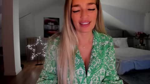 Snapshot of milfblondy chatting on 21, 12, 2025 Ingrid online show from 21, 12, 2025