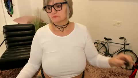 Snapshot of milfelladd69 chatting on 4, 2, 2025 MilfElla online show from 4, 2, 2025