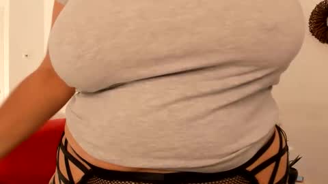 Snapshot of milfelladd69 chatting on 29, 11, 2025 MilfElla online show from 29, 11, 2025