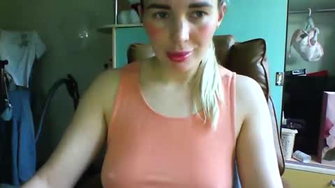 Snapshot of milkmomysss chatting on 5, 4, 2026 milkmomysss online show from 5, 4, 2026