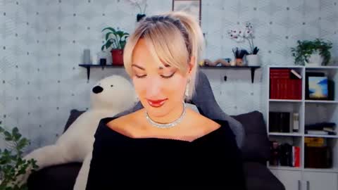 MillaXQueen online show from 11, 10, 2025