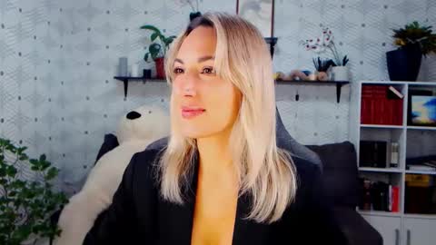 MillaXQueen online show from 11, 11, 2025