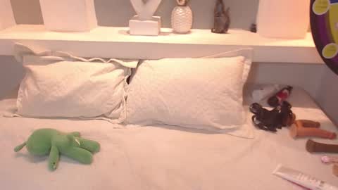 Milu Wallace  online show from 1, 10, 2025