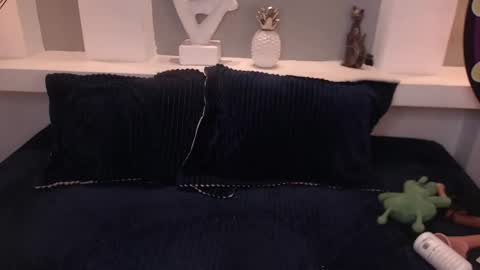 Milu Wallace  online show from 5, 12, 2025