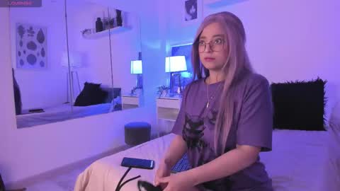 Snapshot of miluu_dh chatting on 13, 11, 2025 Miluu DH online show from 13, 11, 2025