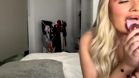 Mimi Monroe  online show from 10, 1, 2026