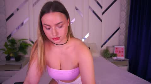 Snapshot of minifox_ chatting on 8, 11, 2025 minifox_ online show from 8, 11, 2025