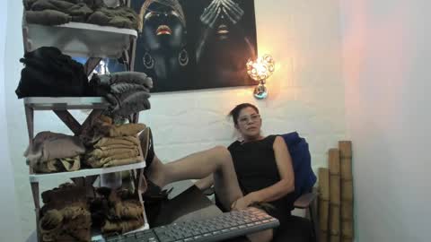 Snapshot of miss_lucero1 chatting on 20, 2, 2025 lucero online show from 20, 2, 2025