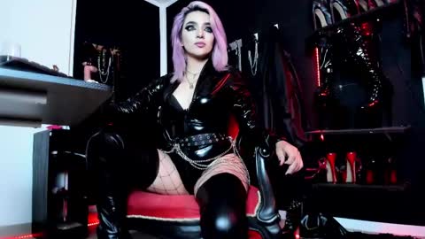 Missdarklady online show from 4, 3, 2025