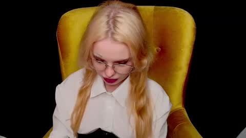 Snapshot of missslola chatting on 5, 10, 2025 Misss Lola Angel online show from 5, 10, 2025