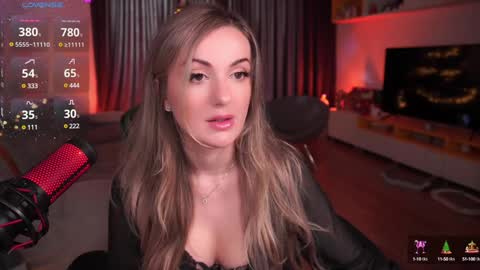 Snapshot of misswiney chatting on 4, 1, 2025 Winey online show from 4, 1, 2025