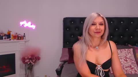 Snapshot of missycrystal chatting on 10, 10, 2025 Crystal online show from 10, 10, 2025