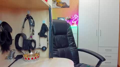 Snapshot of mistress_kristi chatting on 26, 9, 2025 Mistress Kristi online show from 26, 9, 2025