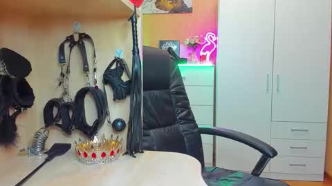 Snapshot of mistress_kristi chatting on 2, 10, 2025 Mistress Kristi online show from 2, 10, 2025