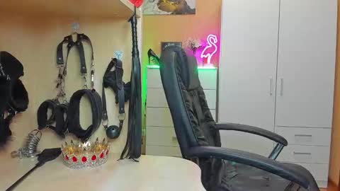 Snapshot of mistress_kristi chatting on 9, 10, 2025 Mistress Kristi online show from 9, 10, 2025