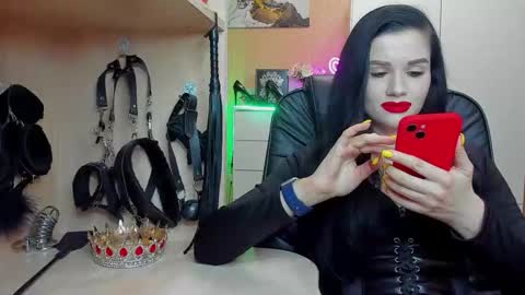 Snapshot of mistress_kristi chatting on 25, 10, 2025 Mistress Kristi online show from 25, 10, 2025