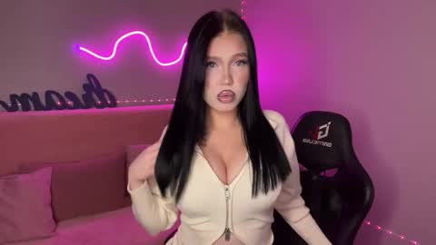 Snapshot of mistress_of_hearts chatting on 13, 11, 2025 Mia online show from 13, 11, 2025