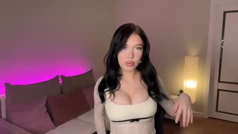 Snapshot of mistress_of_hearts chatting on 4, 12, 2025 Mia online show from 4, 12, 2025