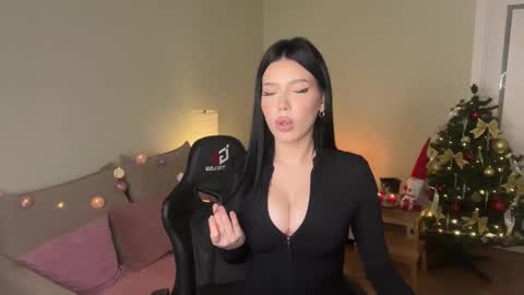 Snapshot of mistress_of_hearts chatting on 19, 12, 2025 Mia online show from 19, 12, 2025