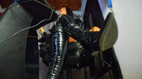 Snapshot of mistressanna_ chatting on 8, 5, 2026 Mistress Anna Alves online show from 8, 5, 2026