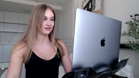 Snapshot of mistressuniverse chatting on 13, 4, 2026 mistressuniverse online show from 13, 4, 2026