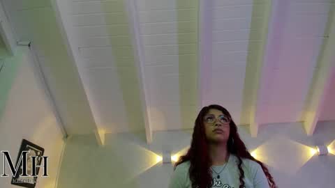 Snapshot of mizzhell_ chatting on 22, 10, 2025 mizzhell_ online show from 22, 10, 2025