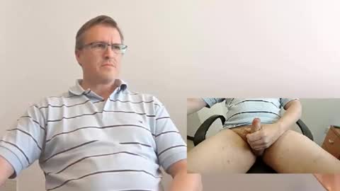 Snapshot of moe_001 chatting on 14, 11, 2025 Moe online show from 14, 11, 2025