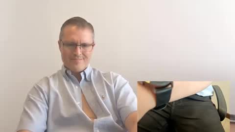 Snapshot of moe_001 chatting on 16, 12, 2025 Moe online show from 16, 12, 2025