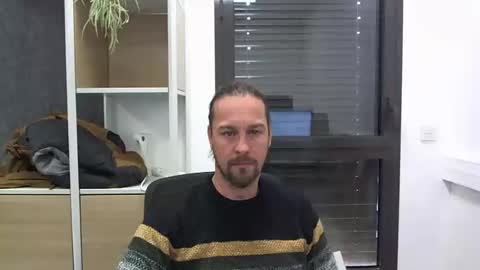 Snapshot of moi9876543210 chatting on 17, 12, 2024 Julien online show from 17, 12, 2024