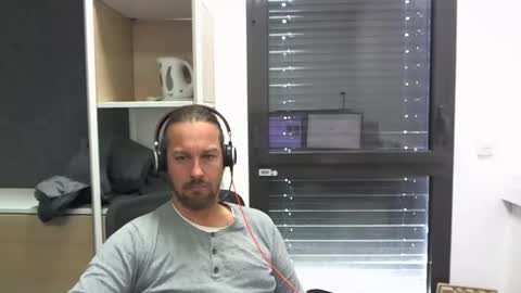 Snapshot of moi9876543210 chatting on 6, 10, 2025 Julien online show from 6, 10, 2025