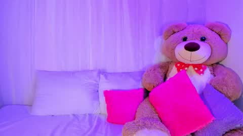 M o L l i E  online show from 3, 11, 2025