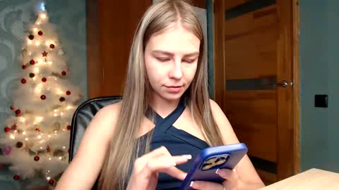 Snapshot of molli_and_tom chatting on 25, 12, 2024 Bitcoin 1P8NuZxsaNsQTx7wJJJ7Ao1mic4nvJPVLC online show from 25, 12, 2024