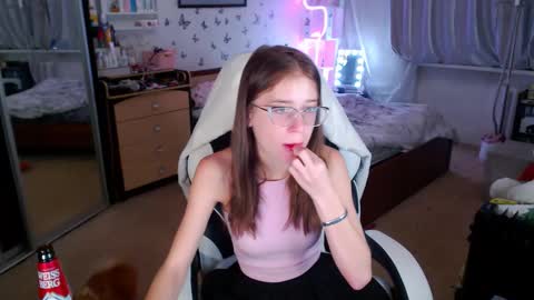 Molly Prvt is open online show from 8, 10, 2025