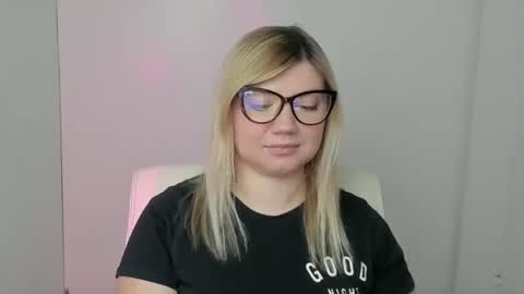 Snapshot of molly_moree chatting on 3, 10, 2025 Molly online show from 3, 10, 2025