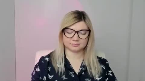 Snapshot of molly_moree chatting on 4, 10, 2025 Molly online show from 4, 10, 2025