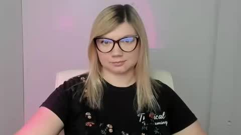 Snapshot of molly_moree chatting on 6, 10, 2025 Molly online show from 6, 10, 2025