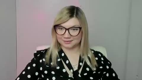 Snapshot of molly_moree chatting on 9, 10, 2025 Molly online show from 9, 10, 2025