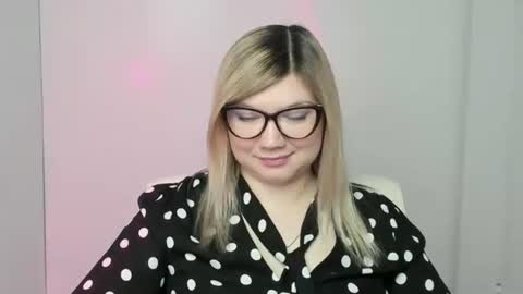 Snapshot of molly_moree chatting on 18, 10, 2025 Molly online show from 18, 10, 2025