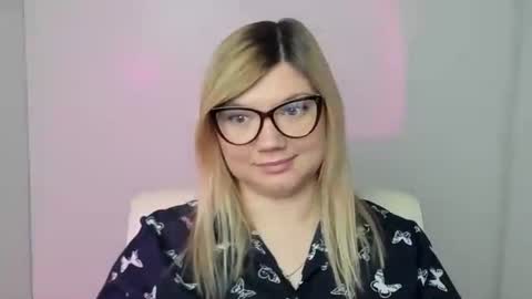 Snapshot of molly_moree chatting on 23, 10, 2025 Molly online show from 23, 10, 2025