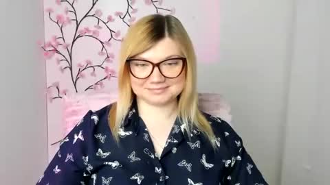 Snapshot of molly_moree chatting on 1, 4, 2026 Molly online show from 1, 4, 2026