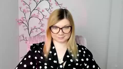 Snapshot of molly_moree chatting on 6, 4, 2026 Molly online show from 6, 4, 2026