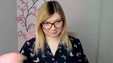 Snapshot of molly_moree chatting on 8, 4, 2026 Molly online show from 8, 4, 2026