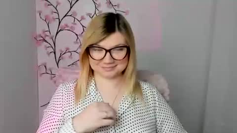 Snapshot of molly_moree chatting on 10, 4, 2026 Molly online show from 10, 4, 2026
