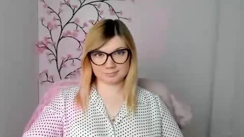 Snapshot of molly_moree chatting on 14, 4, 2026 Molly online show from 14, 4, 2026