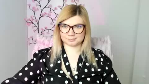 Snapshot of molly_moree chatting on 18, 4, 2026 Molly online show from 18, 4, 2026