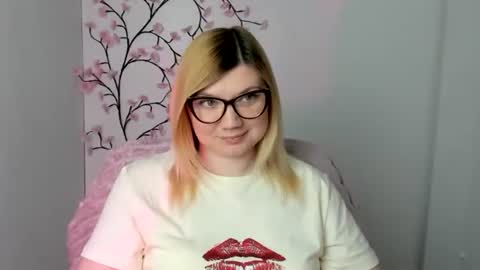 Snapshot of molly_moree chatting on 8, 5, 2026 Molly online show from 8, 5, 2026