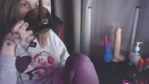 I have new photos come and see with love Molly online show from 6, 1, 2025